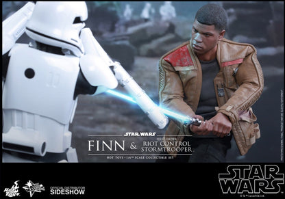 Hot Toys - Finn and First Order Riot Control Stormtrooper